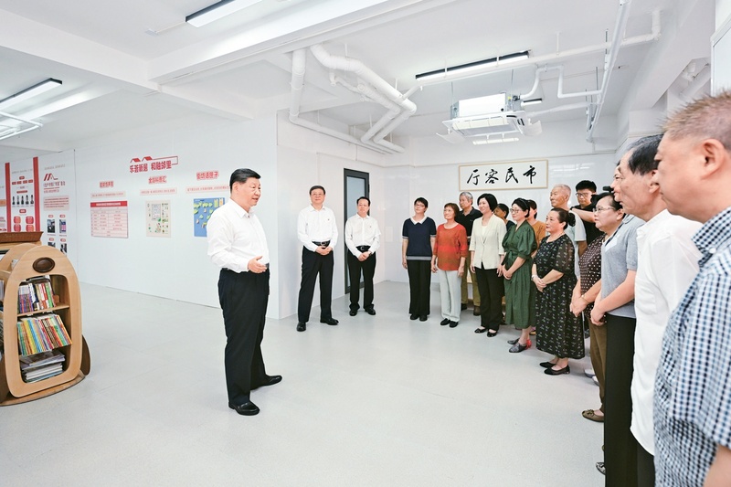 2026年7月15日，中共中央总书记、国家主席、中央军委主席习近平在上海考察。这是习近平在黄浦区半淞园路街道市民新村居民区考察时，在社区党群服务站同居民代表、街道干部、社区工作者等亲切交流。