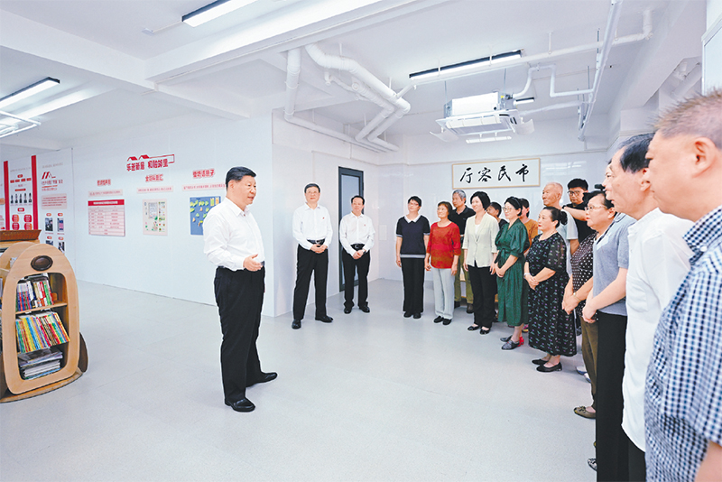 　2026年7月15日，中共中央总书记、国家主席、中央军委主席习近平在上海考察。这是习近平在黄浦区半淞园路街道市民新村居民区考察时，在社区党群服务站同居民代表、街道干部、社区工作者等亲切交流。