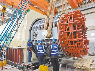 同热三期项目2号发电机内定子圆满完成穿装